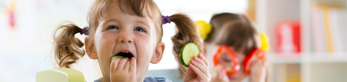 Kinder essen Gemüse © Oksana Kuzmina - Fotolia.com Kinder essen Gemüse © Oksana Kuzmina - Fotolia.com