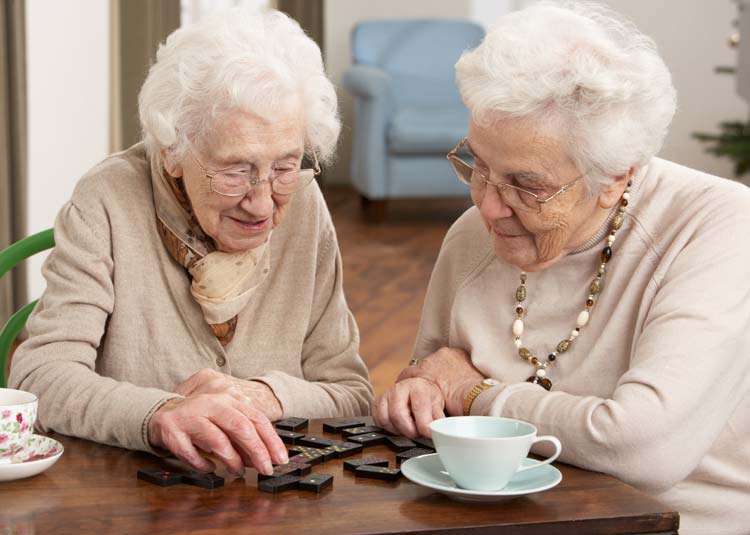 Ältere Frauen spielen Domino © Monkey Business - Fotolia.com Ältere Frauen spielen Domino