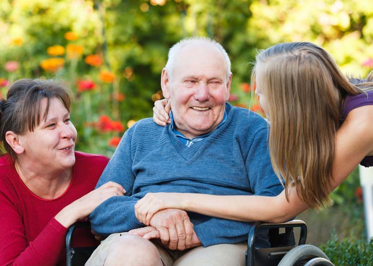 Älterer Mann mit Familie © Barabas Attila - Fotolia.com Älterer Mann mit Familie