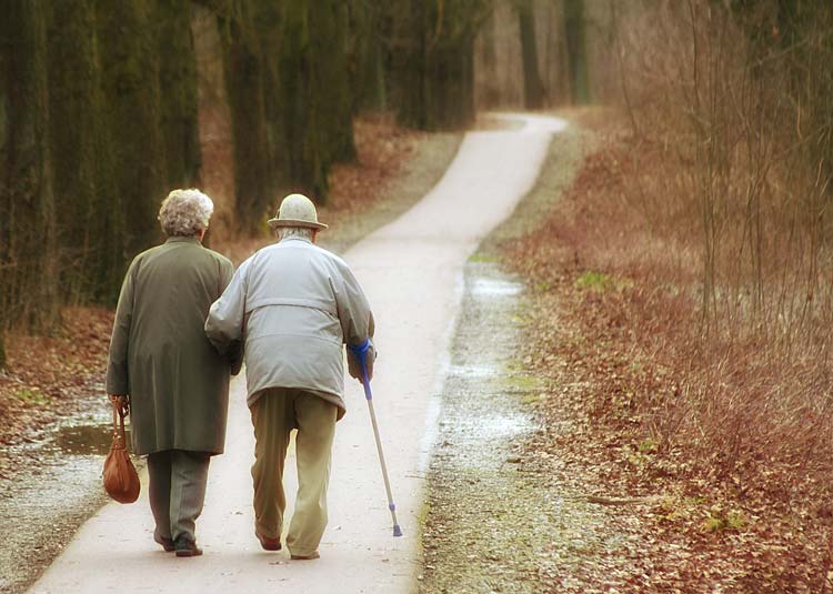 Paar bei Spaziergang © Danny Elskamp - Fotolia.com Paar bei Spaziergang