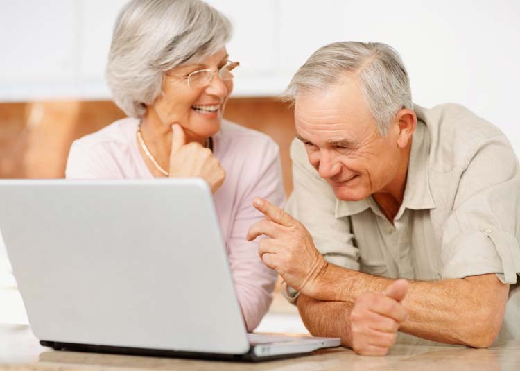 Älteres Paar mit Notebook © Yuri Arcurs - Fotolia.com Älteres Paar mit Notebook