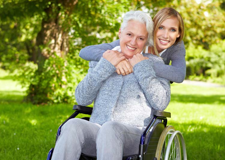 Frau im Rollstuhl mit Tochter © Robert Kneschke - Fotolia.com Frau im Rollstuhl mit Tochter