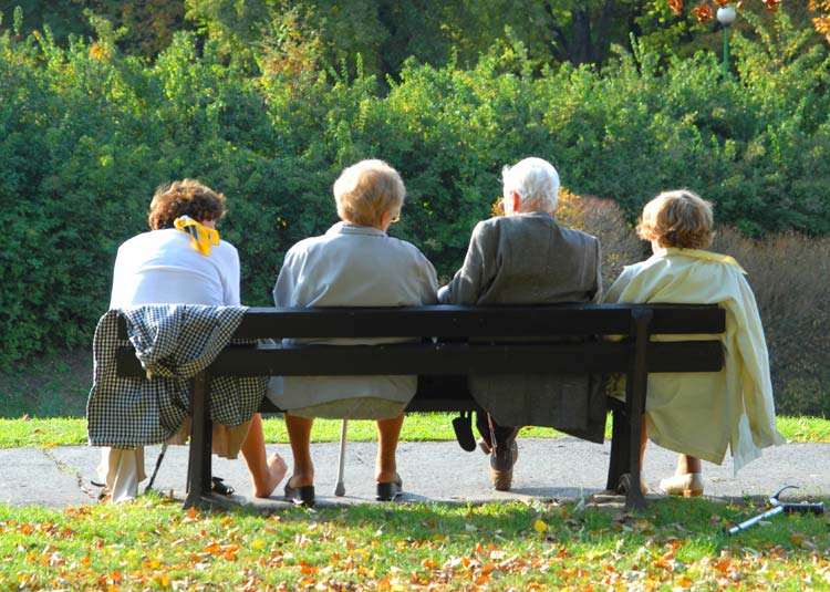 Gruppe älterer Personen auf Bank © Liaurinko - Fotolia.com Gruppe älterer Personen auf Bank