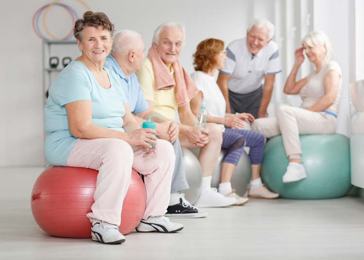 Gruppe mit älteren Personen bei Gymnastik © Photographee.eu - stock.adobe.com Gruppe mit älteren Personen bei Gymnastik