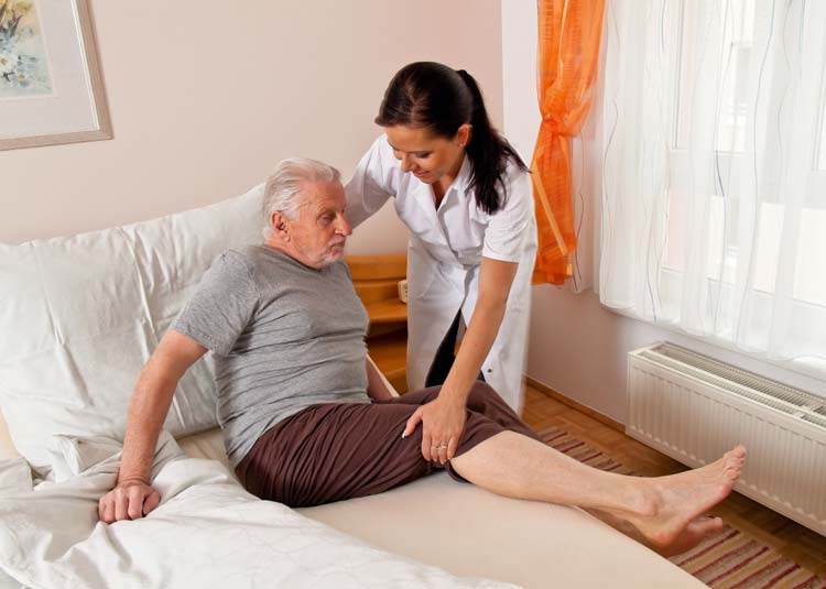 Hilfe beim Aufstehen aus Bett © Gina Sanders - Fotolia.com Hilfe beim Aufstehen aus Bett