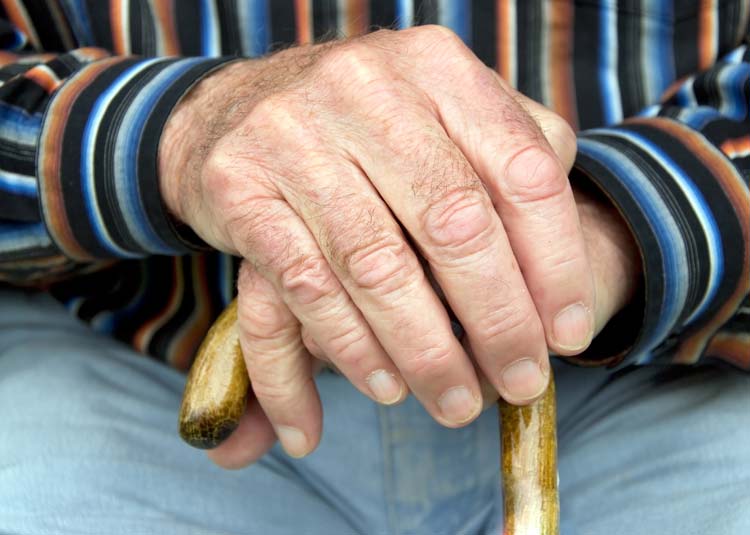 Mann mit Gehstock © flashpics - Fotolia.com Mann mit Gehstock