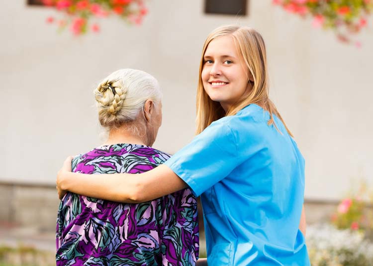 Pflegerin mit älterer Frau © Barabas Attila - Fotolia.com Pflegerin mit älterer Frau
