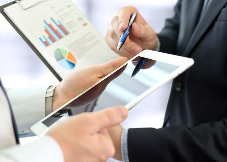 Personen arbeiten mit Statistik und Tablet © Saklakova - Fotolia.com Personen arbeiten mit Statistik und Tablet