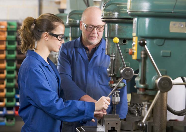 Auszubildene und Ausbilder an Maschine © Monkey Business - Fotolia.com Auszubildene und Ausbilder an Maschine
