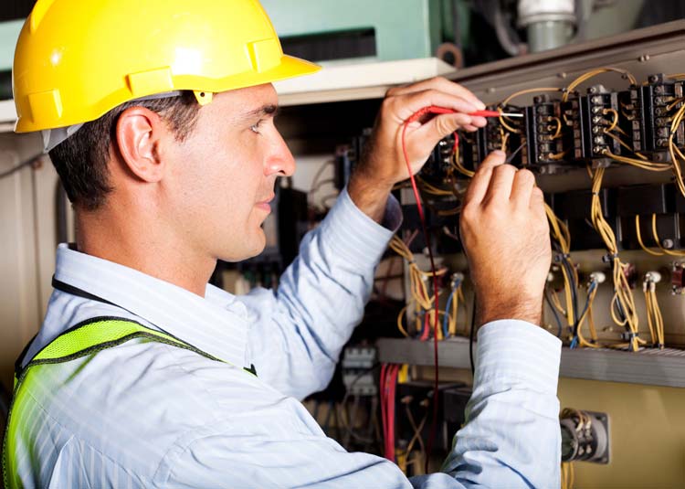 Mann bei Arbeit © michaeljung - Fotolia.com Mann bei Arbeit