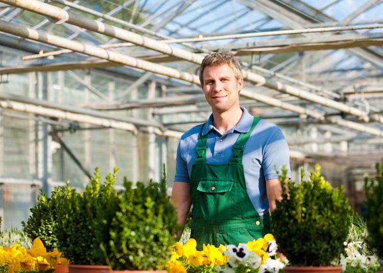 Gärtner bei der Arbeit © Kzenon - Fotolia.com Gärtner bei der Arbeit