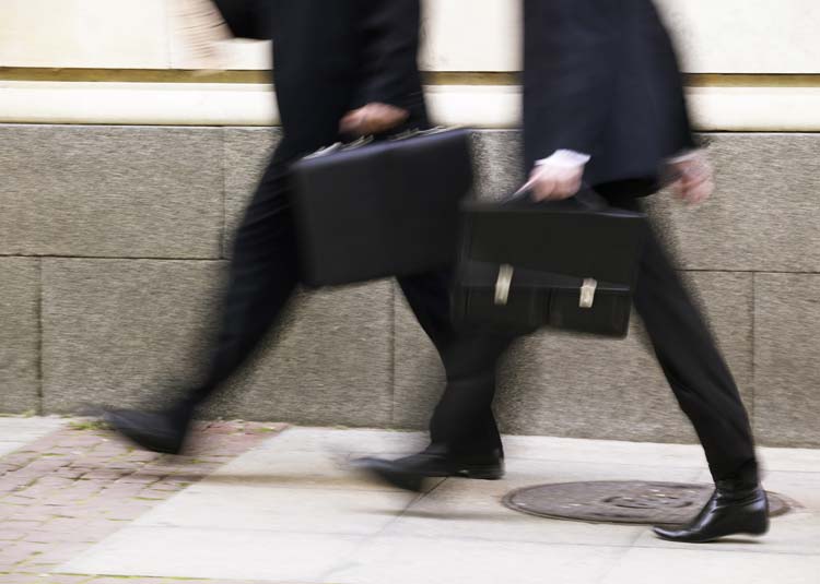 Männer mit Aktentaschen © ccvision.de Männer mit Aktentaschen