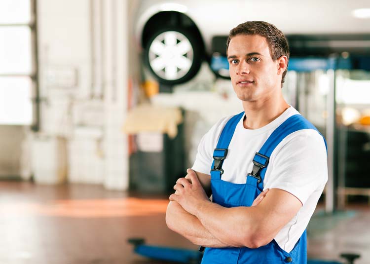 KFZ-Mechaniker bei der Arbeit © Kzenon - Fotolia.com KFZ-Mechaniker bei der Arbeit