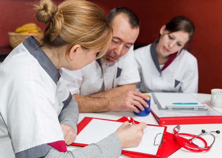 Pflegerinnen und Pfleger in Besprechung © Miriam Dörr - Fotolia.com Pflegerinnen und Pfleger in Besprechung