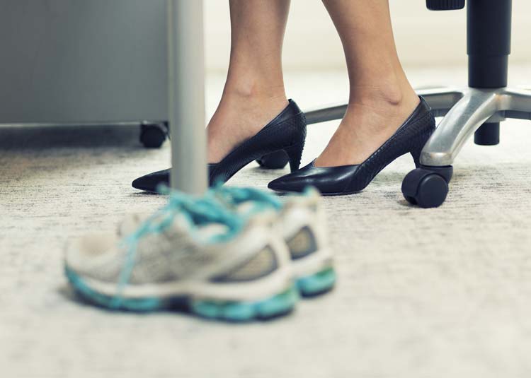 Frau hat Sportschuhe am Schreibtisch stehen © ldprod - Fotolia.com Frau hat Sportschuhe am Schreibtisch stehen