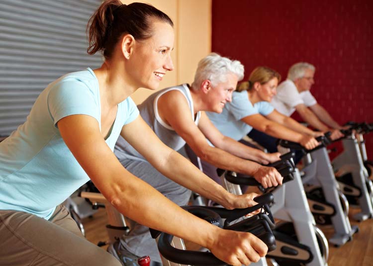 Gruppe im Fitnesstudio auf Spinning-Rädern © Robert Kneschke - Fotolia.com Gruppe im Fitnesstudio auf Spinning-Rädern