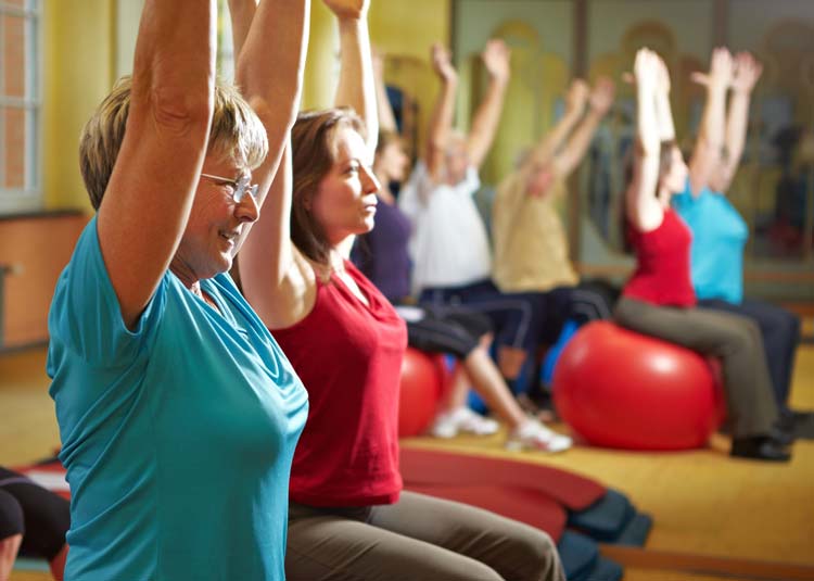 Gruppe im Fitnessstudio bei Gymnastik © Robert Kneschke - Fotolia.com Gruppe im Fitnessstudio bei Gymnastik
