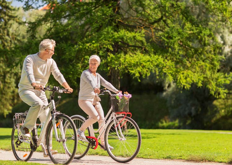 Mann und Frau beim Fahrradfahren © Syda Productions - Fotolia.com Mann und Frau beim Fahrradfahren