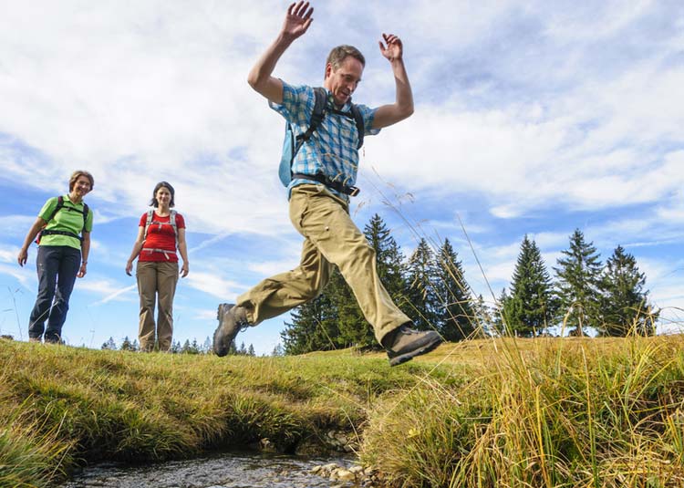 Personengruppe beim Wandern © ARochau - Fotolia.com Personengruppe beim Wandern