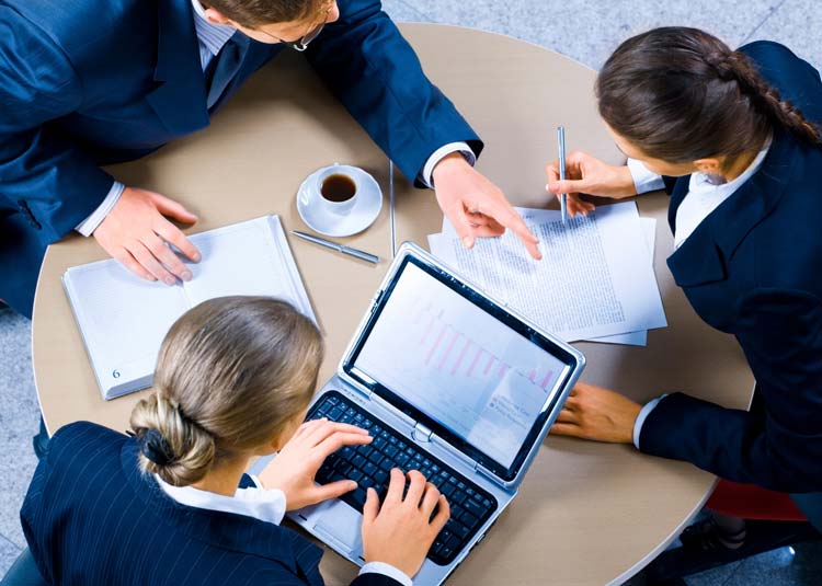 Personengruppe bei Besprechung © pressmaster - Fotolia.com Personengruppe bei Besprechung