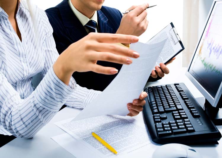 Zwei Personen bei Besprechung © pressmaster - Fotolia.com Zwei Personen bei Besprechung