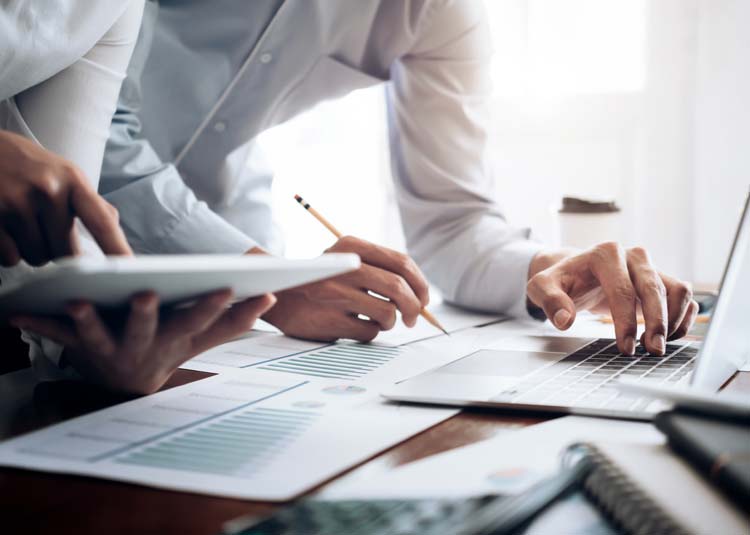Zwei Kollegen arbeiten mit Laptop, Tablet und weiteren Arbeitsunterlagen © ijeab - stock.adobe.com Zwei Kollegen arbeiten mit Laptop, Tablet und weiteren Arbeitsunterlagen
