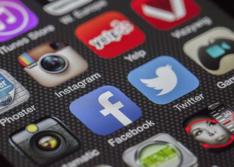 Apps auf einem Smartphone-Display © LoboStudioHamburg on Pixabay Apps auf einem Smartphone-Display