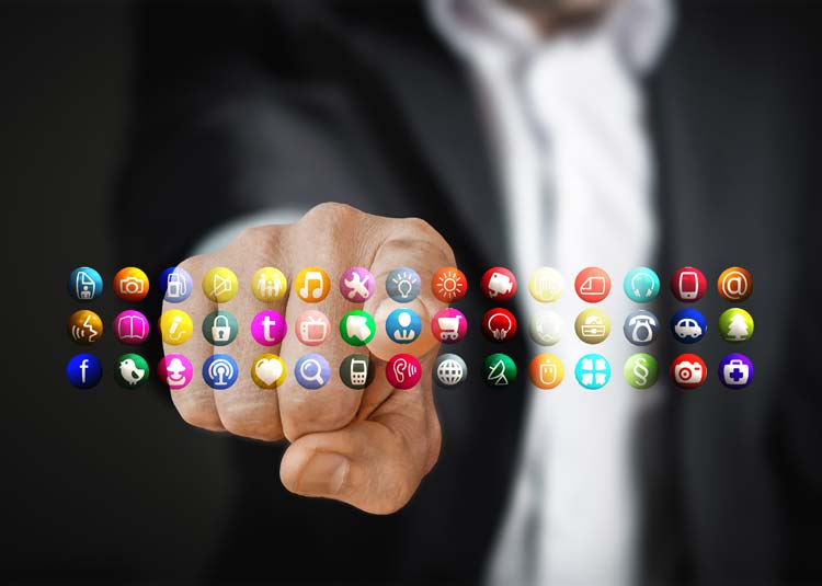Mann zeigt mit Finger auf App-Icons © geralt on Pixabay Mann zeigt mit Finger auf App-Icons