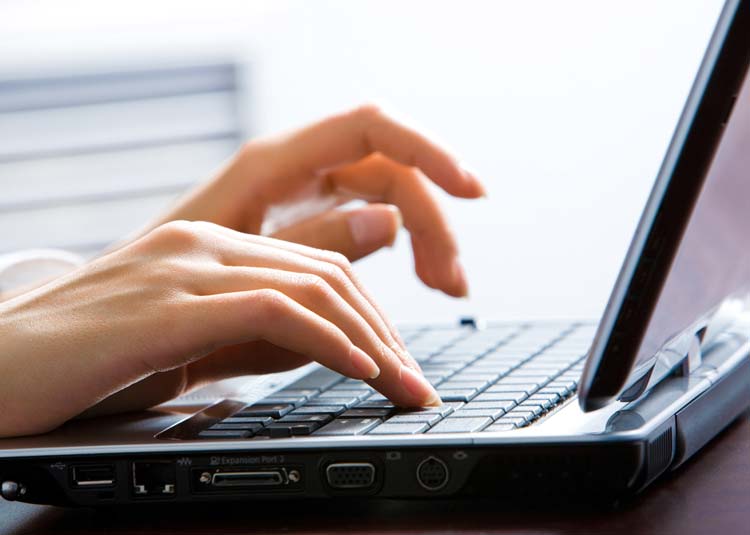 Frau arbeitet an Notebook © pressmaster - Fotolia.com Frau arbeitet an Notebook