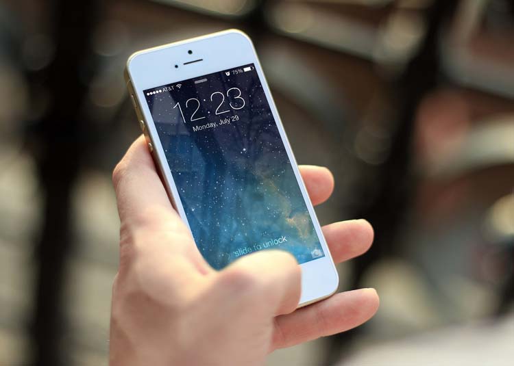 Smartphone in Hand gehalten © JESHOOTS-com on Pixabay Smartphone in Hand gehalten
