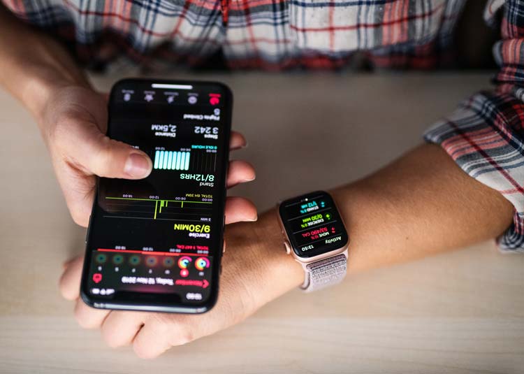 Smartphone und Smartwatch mit einer Health-App © Halfpoint - stock.adobe.com Smartphone und Smartwatch mit einer Health-App