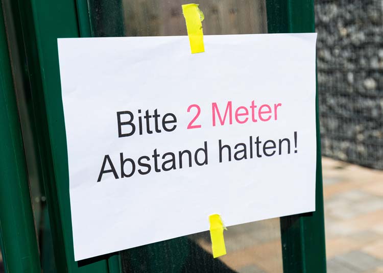 Schild mit Aufforderung 2 Meter Abstand zu halten © Christian Schwier - stock.adobe.com Schild mit Aufforderung 2 Meter Abstand zu halten