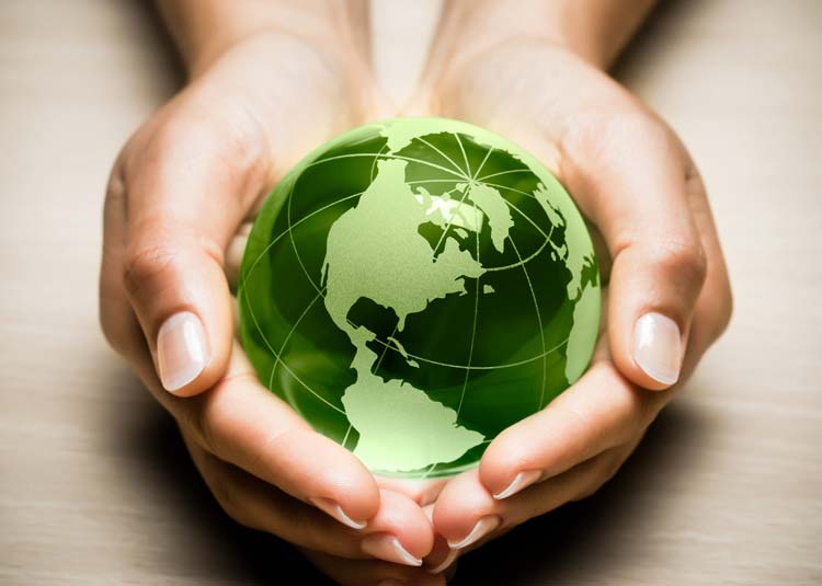 Hände halten kleinen Globus © Beboy - Fotolia.com Hände halten kleinen Globus