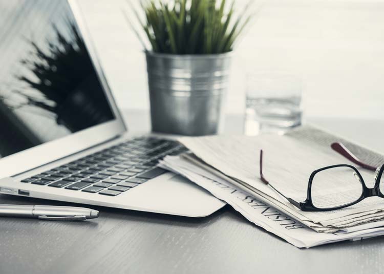 Notebook und Zeitung © sebra - Fotolia.com Notebook und Zeitung