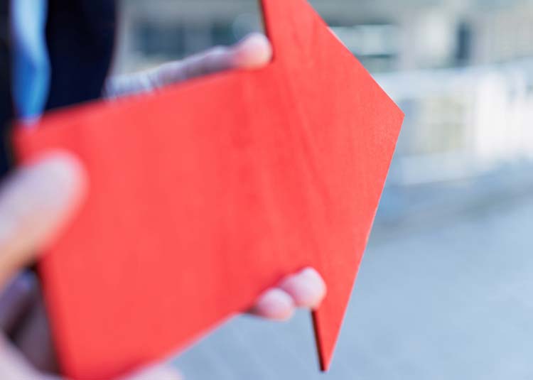 Hände halten großen roten Pfeil © Robert Kneschke - Fotolia.com Hände halten großen roten Pfeil