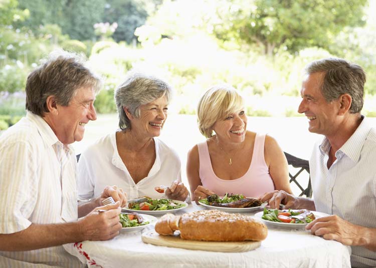 Menschen beim Essen © Monkey Business - Fotolia.com Menschen beim Essen
