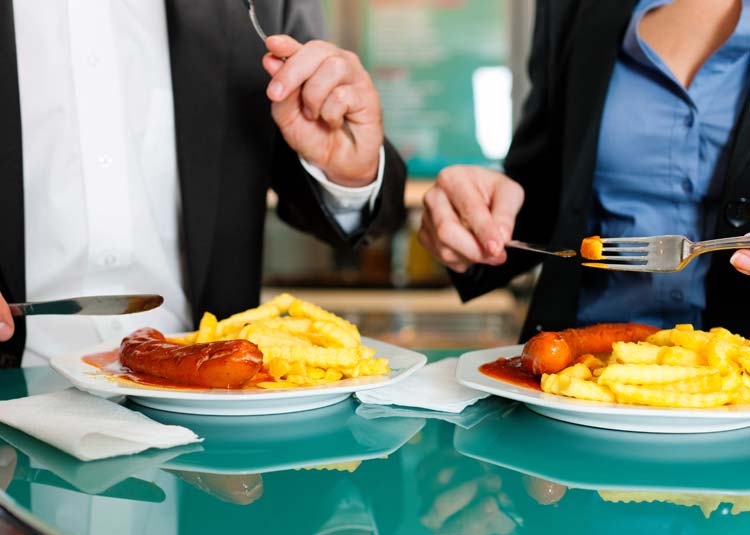 Menschen essen Currywurst und Pommes © Kzenon - Fotolia.com Menschen essen Currywurst und Pommes