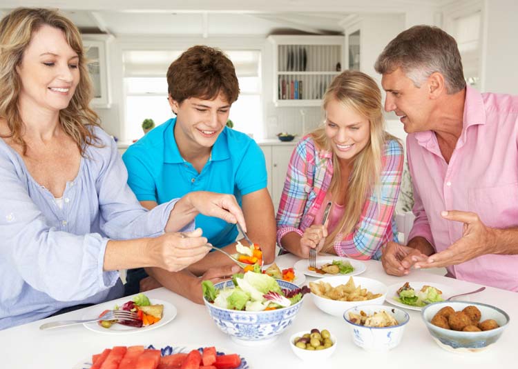 Familie beim Essen © Monkey Business- Fotolia.com Familie beim Essen