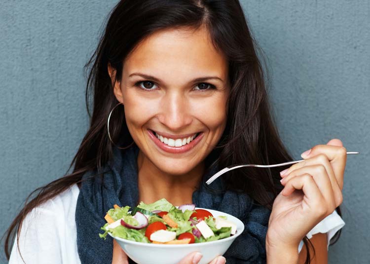 Junge Frau isst Salat © Yuri Arcurs - Fotolia.com Junge Frau isst Salat
