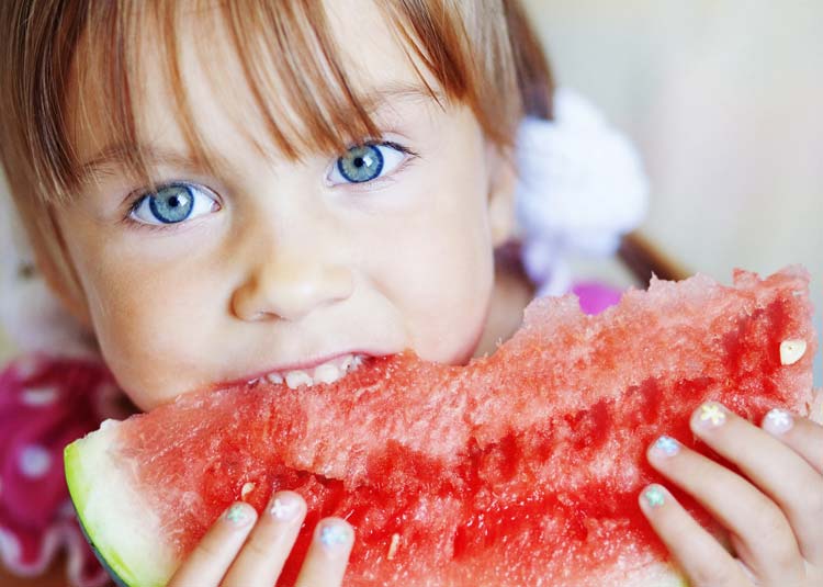 Mädchen isst Melone © Alena Ozerova - Fotolia.com Mädchen isst Melone