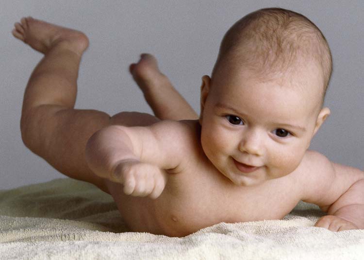 Baby liegt auf Bauch © ccvision.de Baby liegt auf Bauch