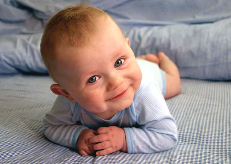 Baby liegt auf Bauch © ChantalS - Fotolia.com Baby liegt auf Bauch