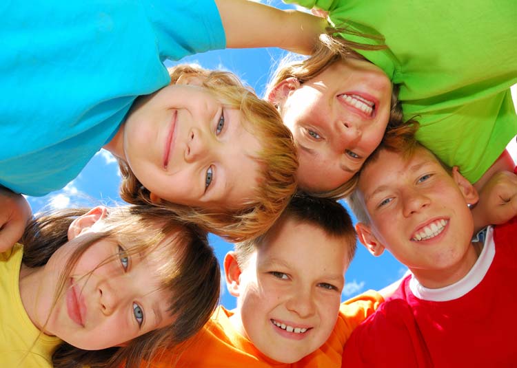 Föhliche Kinder stehen im Kreis © Marzanna Syncerz - Fotolia.com Föhliche Kinder stehen im Kreis