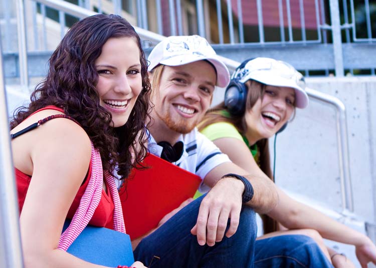 Gruppe Jugendlicher sitzt zusammen © Patrizia Tilly - Fotolia.com Gruppe Jugendlicher sitzt zusammen