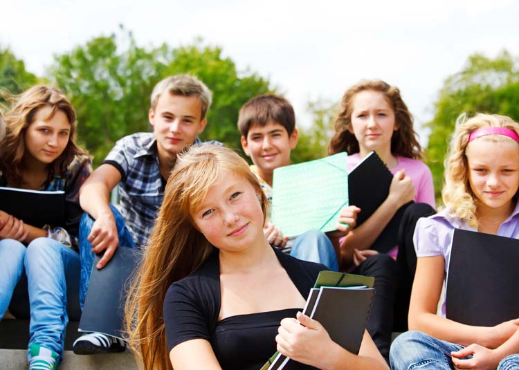 Gruppe Jugendlicher sitzt zusammen © Anatoliy Samara - Fotolia.com Gruppe Jugendlicher sitzt zusammen