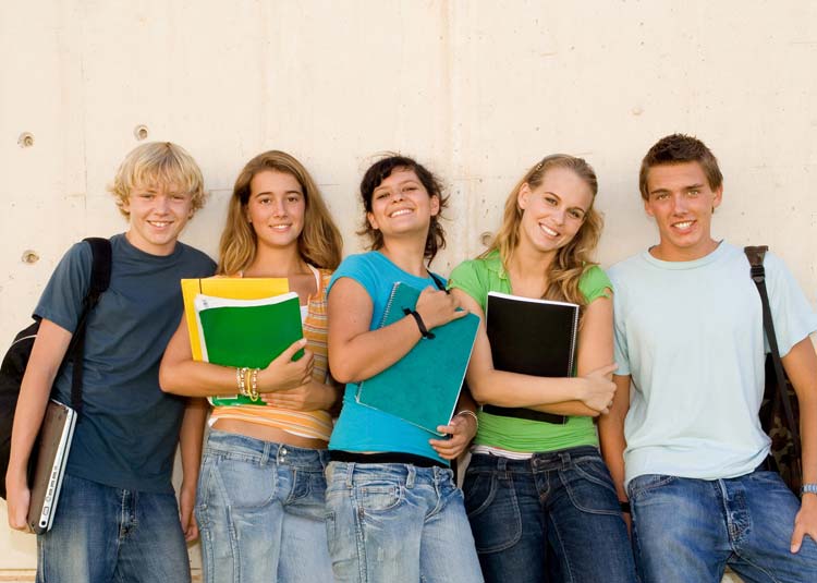 Gruppe Jugendlicher mit Schulsachen © godfer - Fotolia.com Gruppe Jugendlicher mit Schulsachen