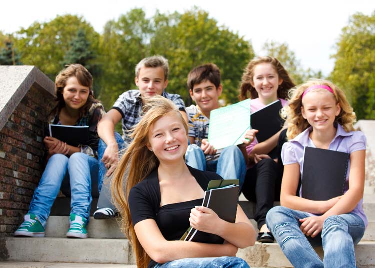 Gruppe Jugendlicher sitzen auf Treppe © 2xSamara.com - Fotolia.com Gruppe Jugendlicher sitzen auf Treppe