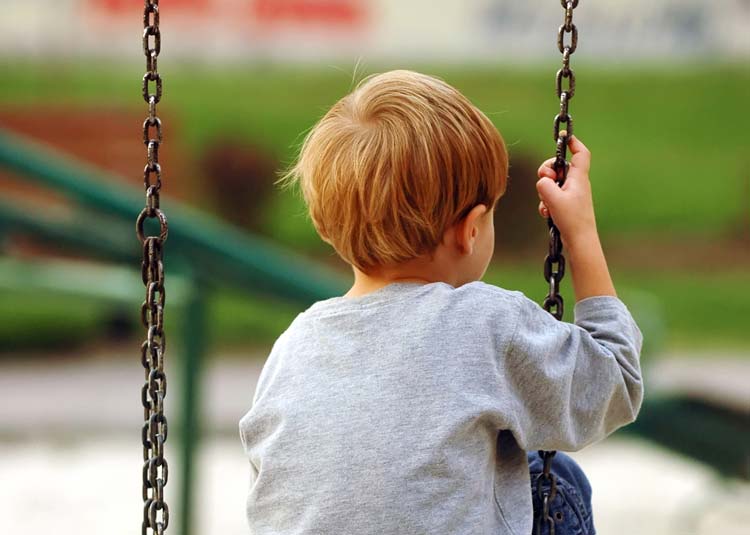 Kleiner Junge sitzt auf Schaukel © Vlad - Fotolia.com Kleiner Junge sitzt auf Schaukel