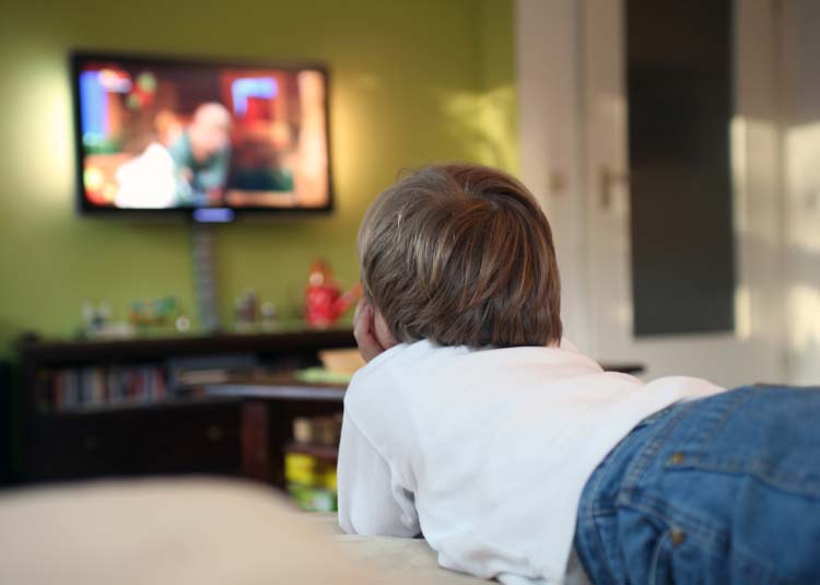 Junge beim Fernsehen © Sven Bähren - Fotolia.com Junge beim Fernsehen