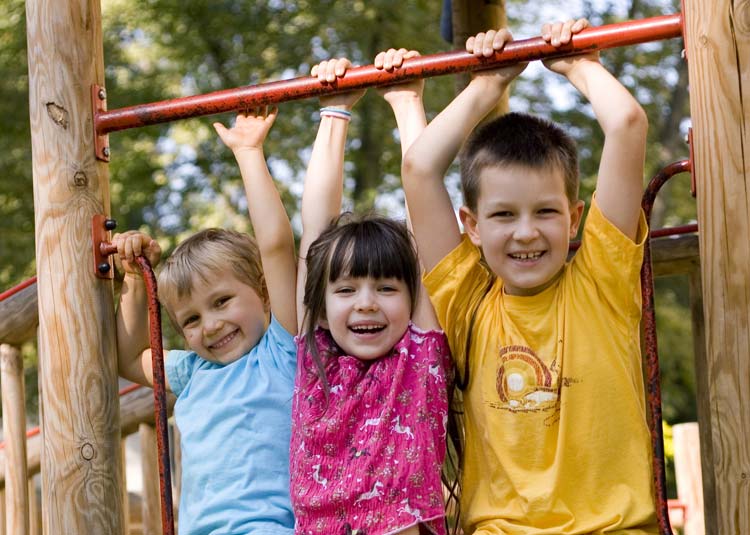 Kinder auf Klettergerüst © Marzanna Syncerz - Fotolia.com Kinder auf Klettergerüst